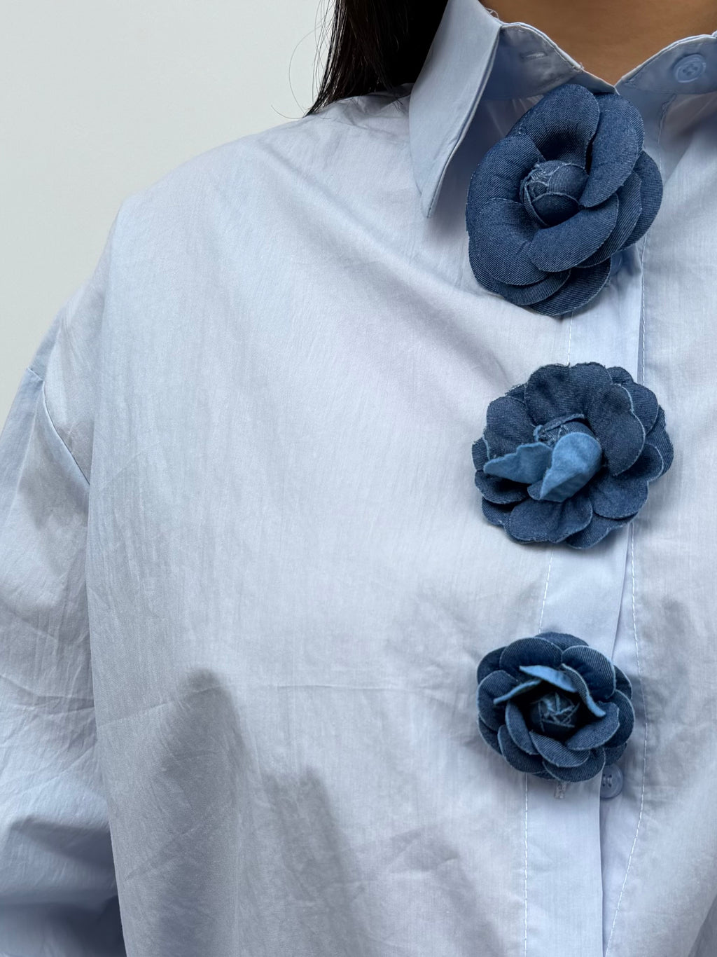 Camicia in cotone con rosa in denim