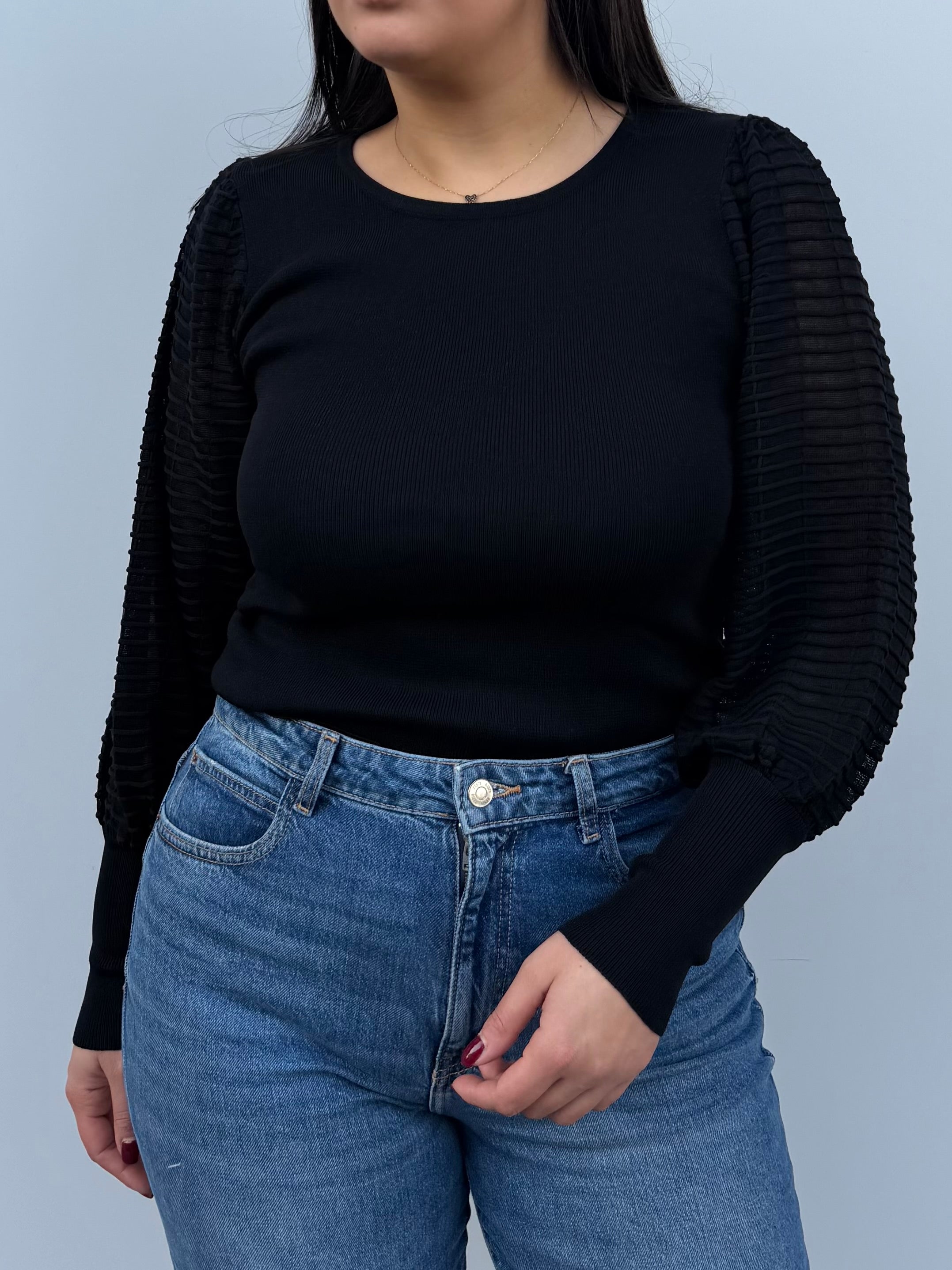 Maglia in filo con manica a sbuffo