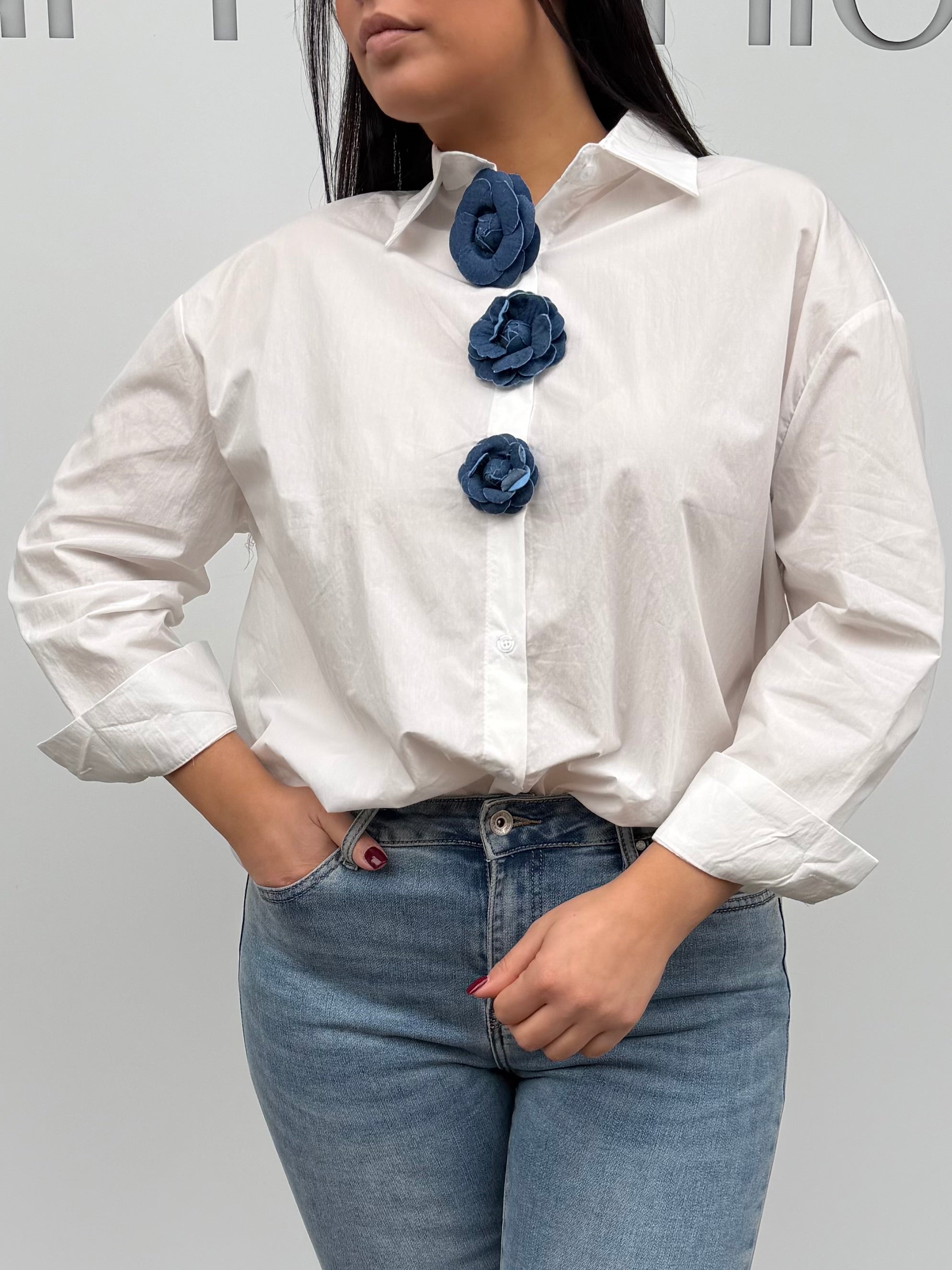 Camicia in cotone con rosa in denim