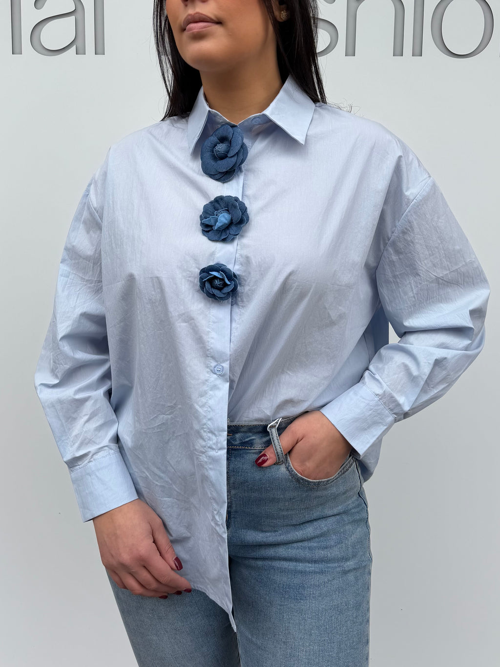 Camicia in cotone con rosa in denim