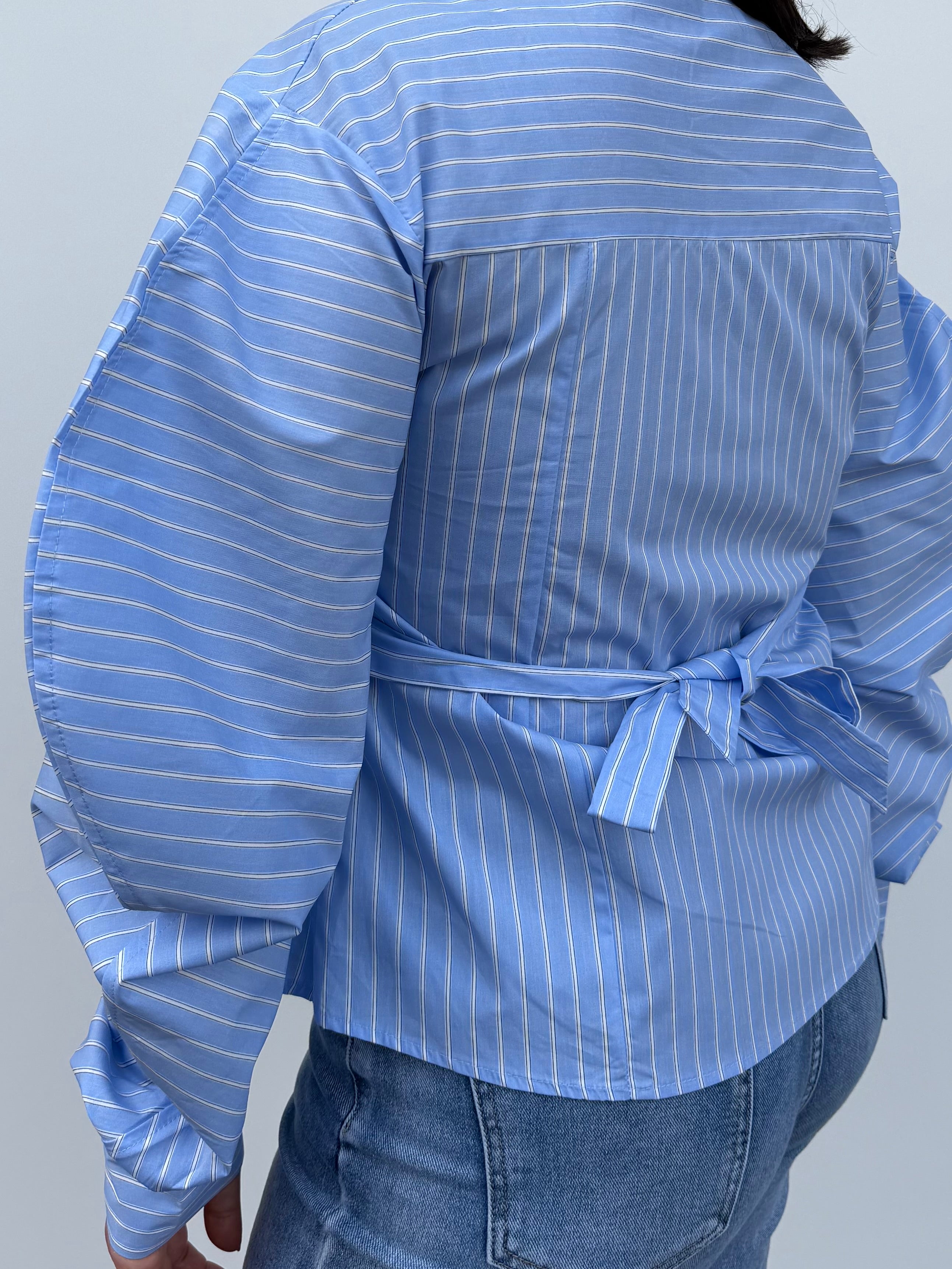 Camicia rigata in cotone con cravatta e manica a onda