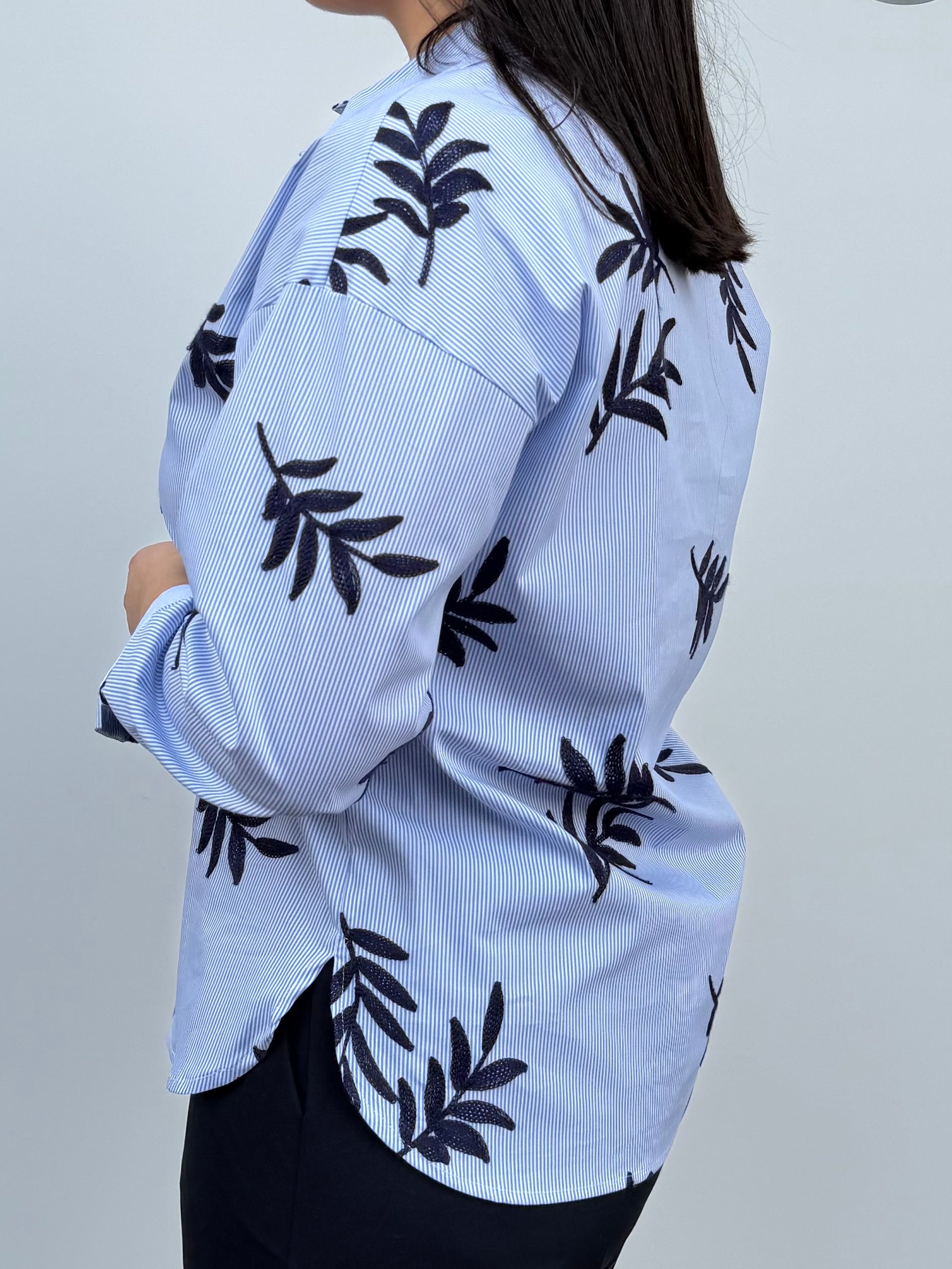 Camicia rigata in cotone con ricamo