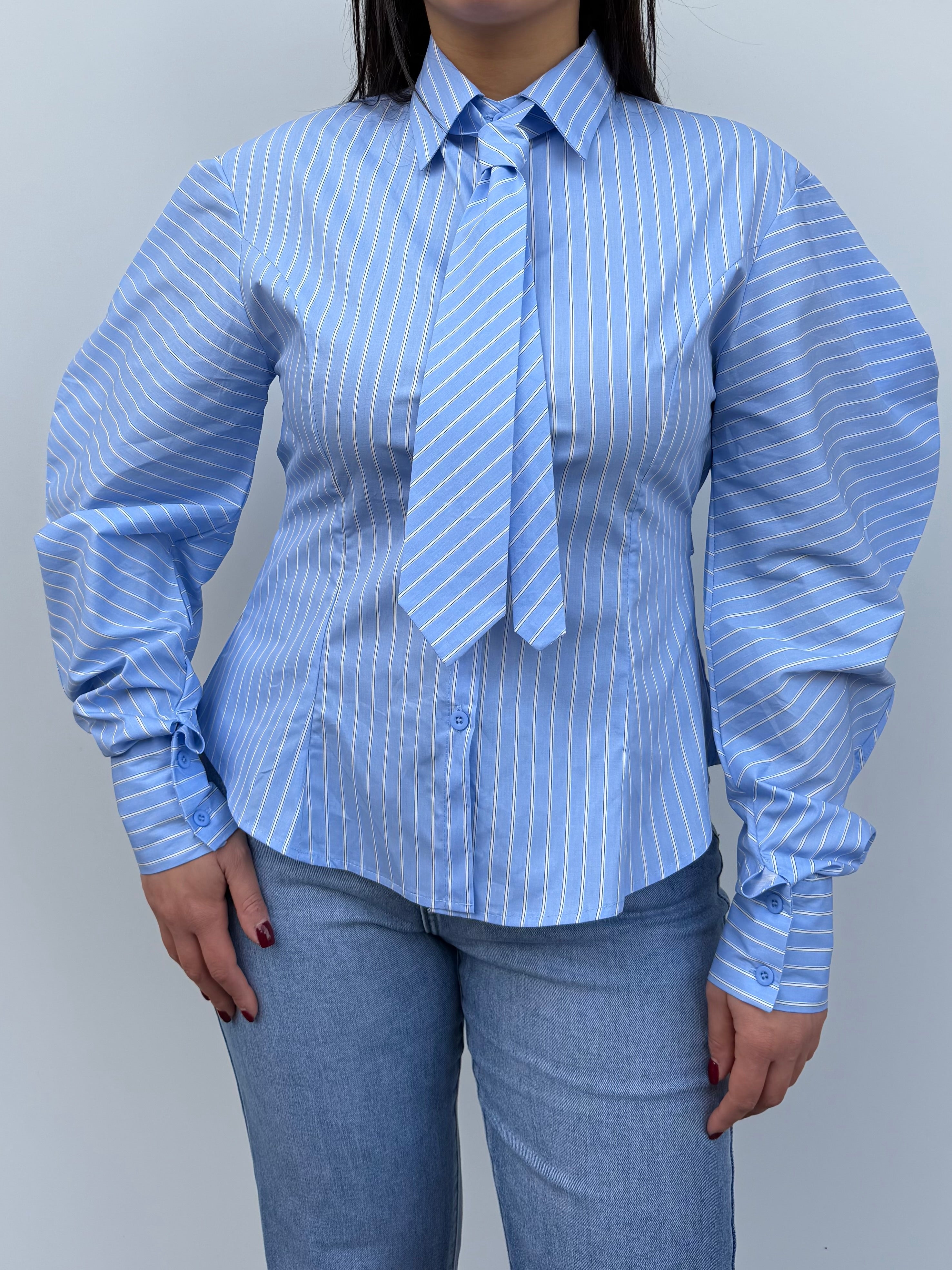 Camicia rigata in cotone con cravatta e manica a onda