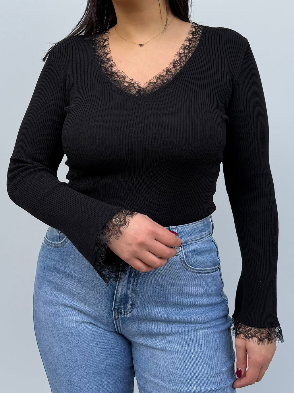 Maglia in filo con manica a campana e pizzo