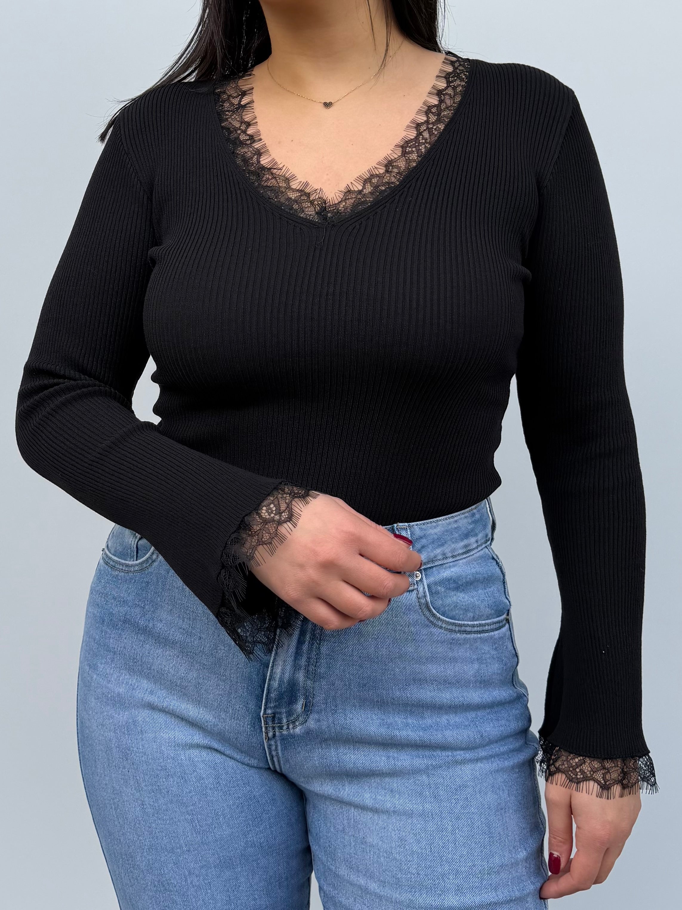 Maglia in filo con manica a campana e pizzo