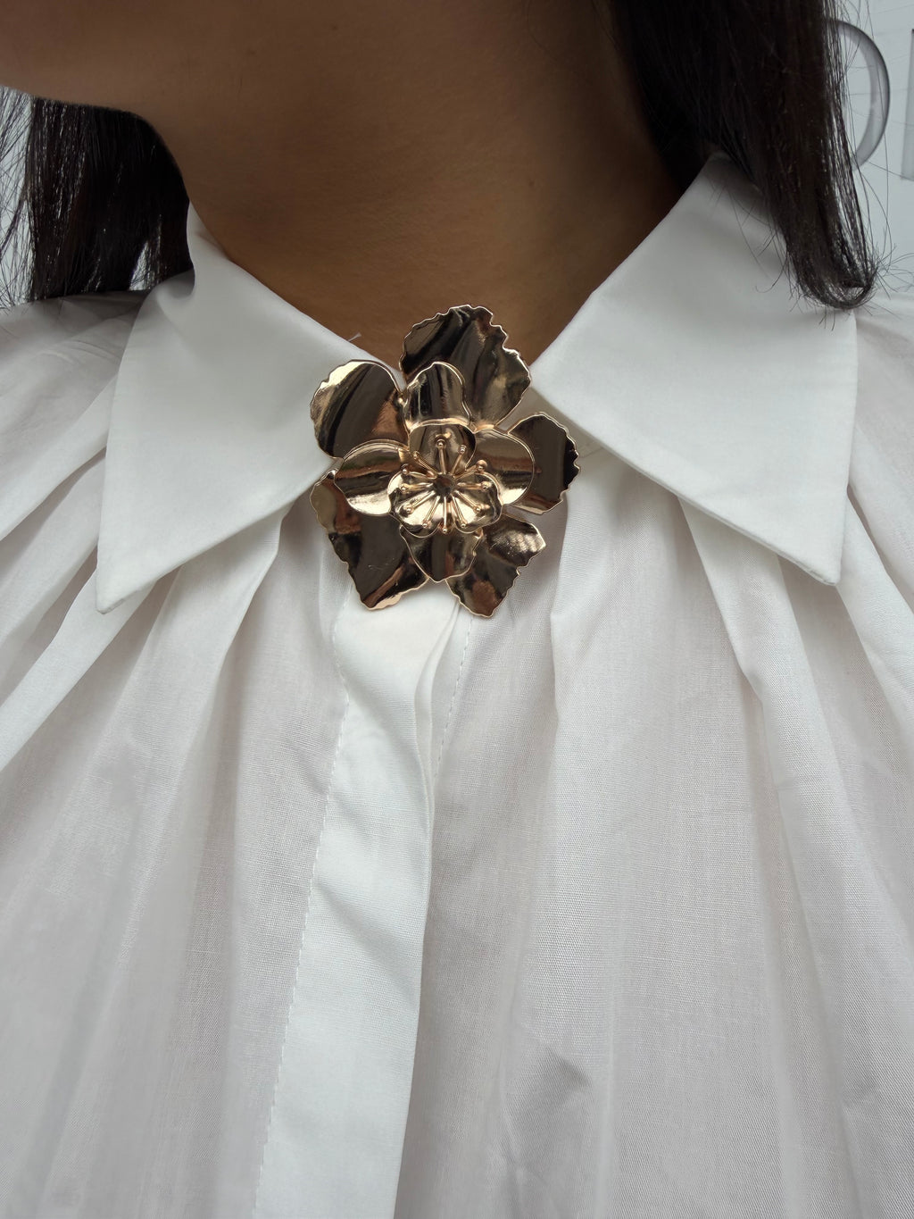 Camicia in cotone con spilla oro