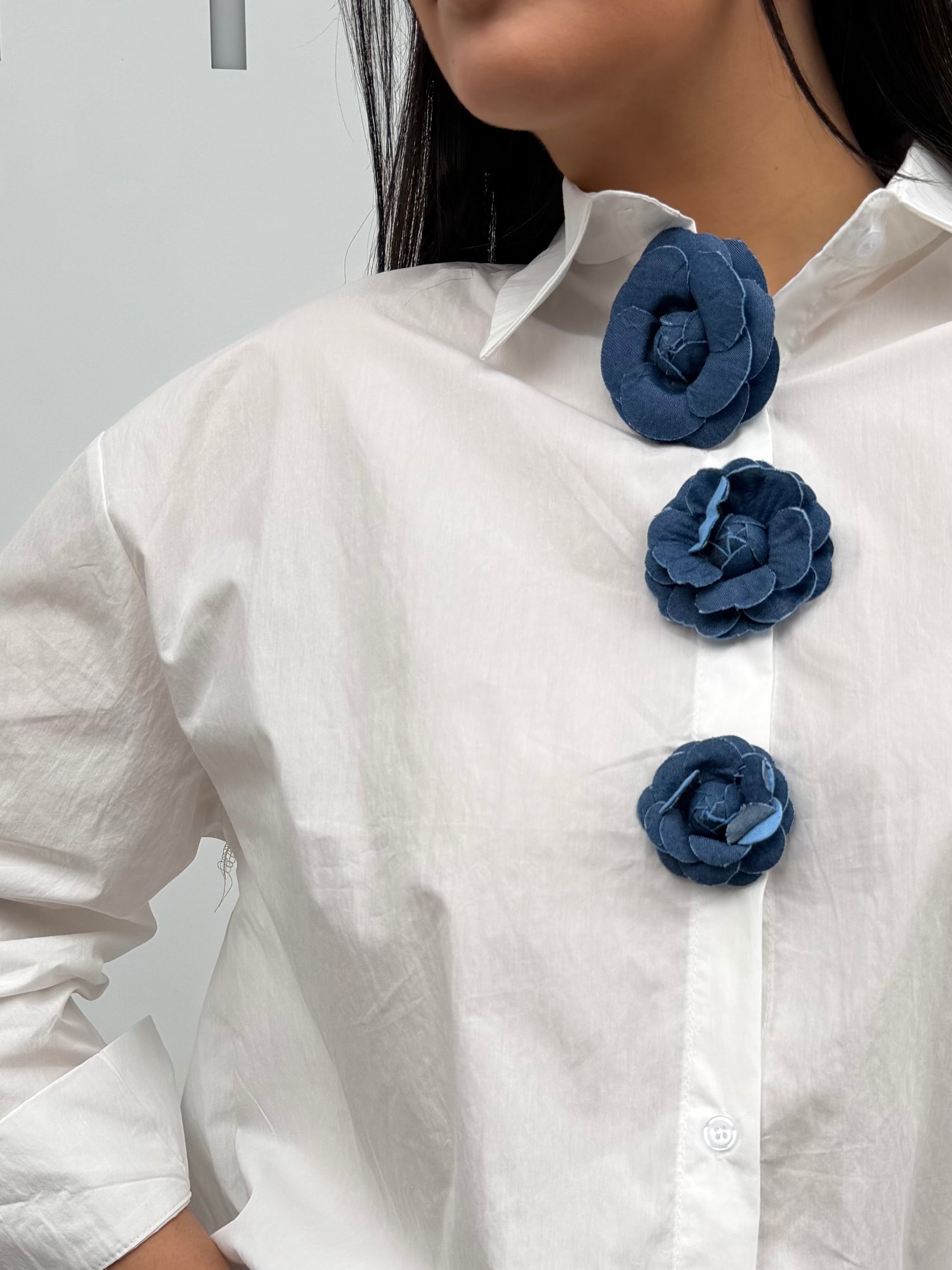 Camicia in cotone con rosa in denim