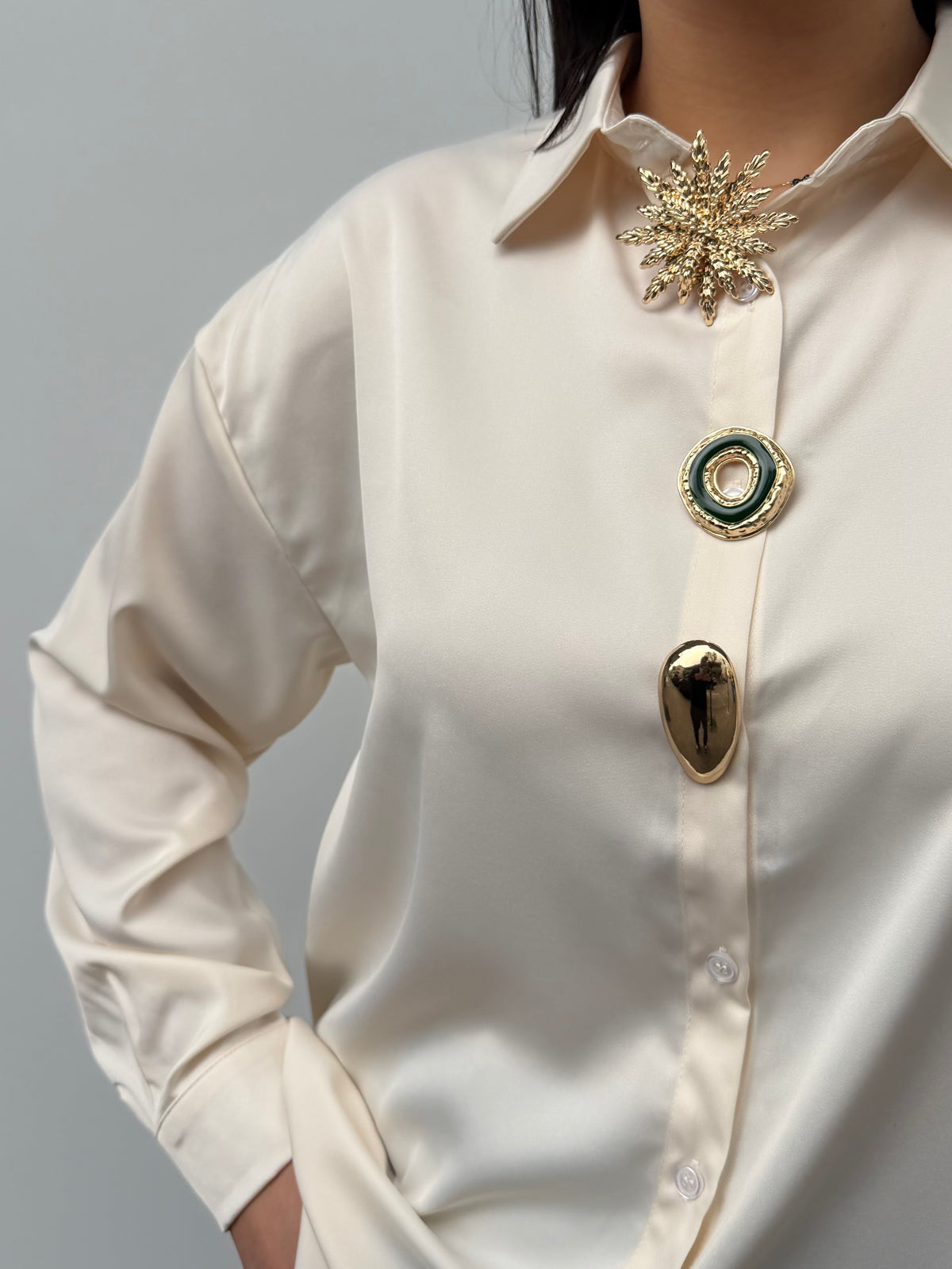 Camicia in satin con dettagli oro