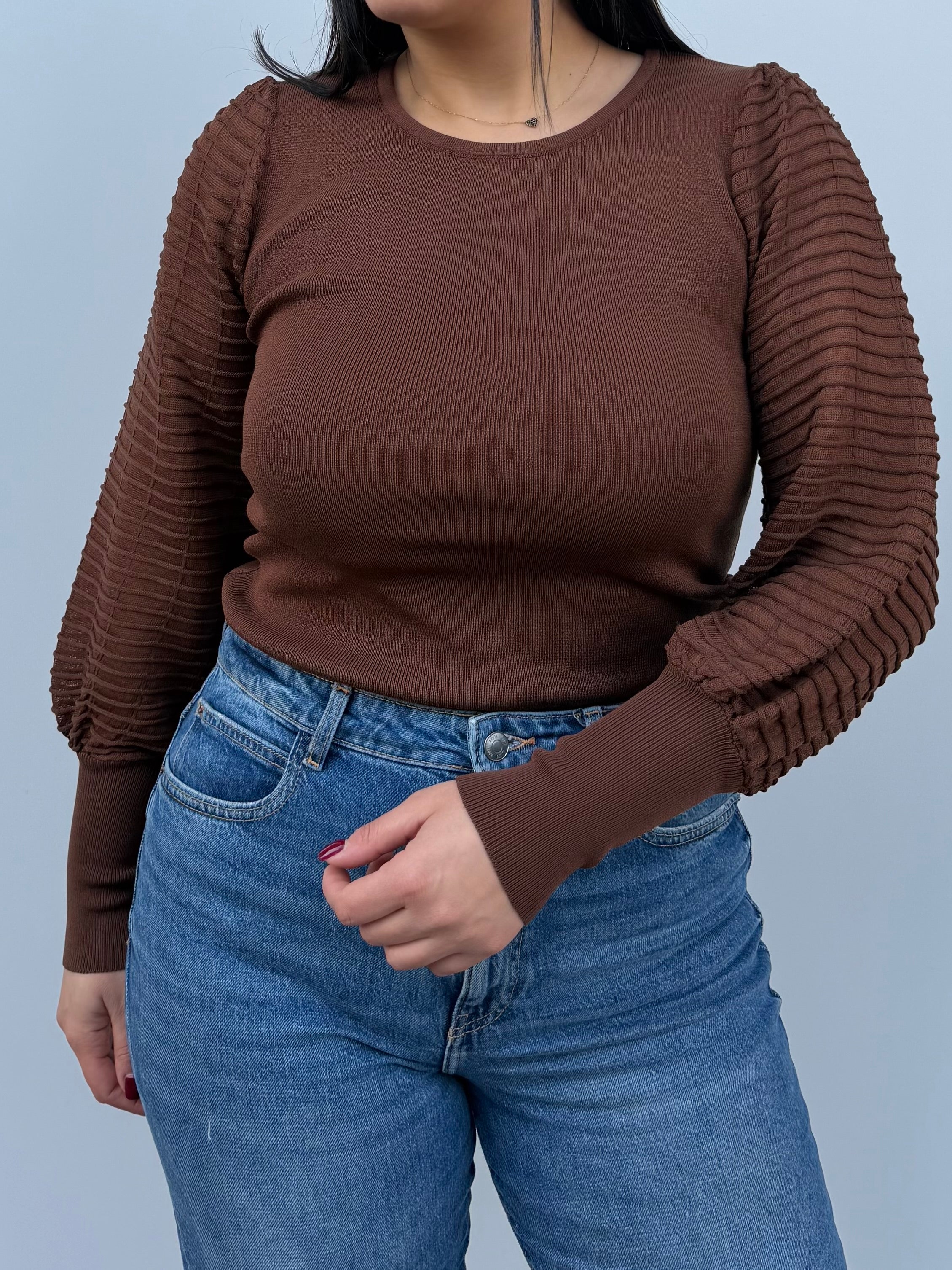 Maglia in filo con manica a sbuffo