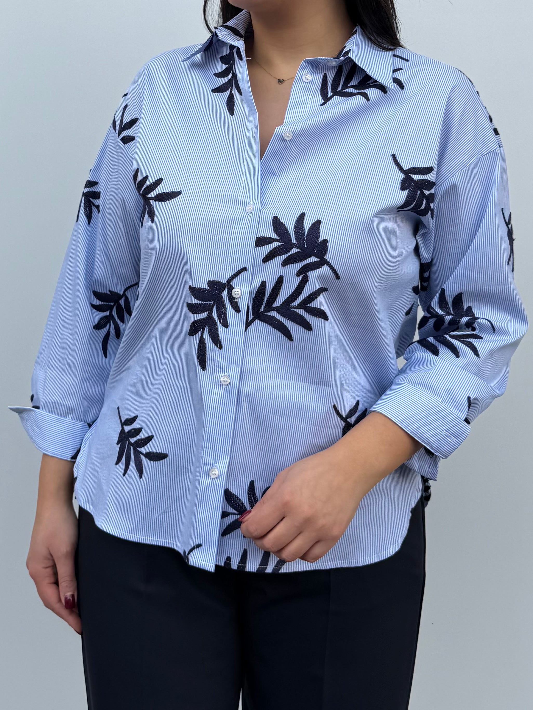 Camicia rigata in cotone con ricamo