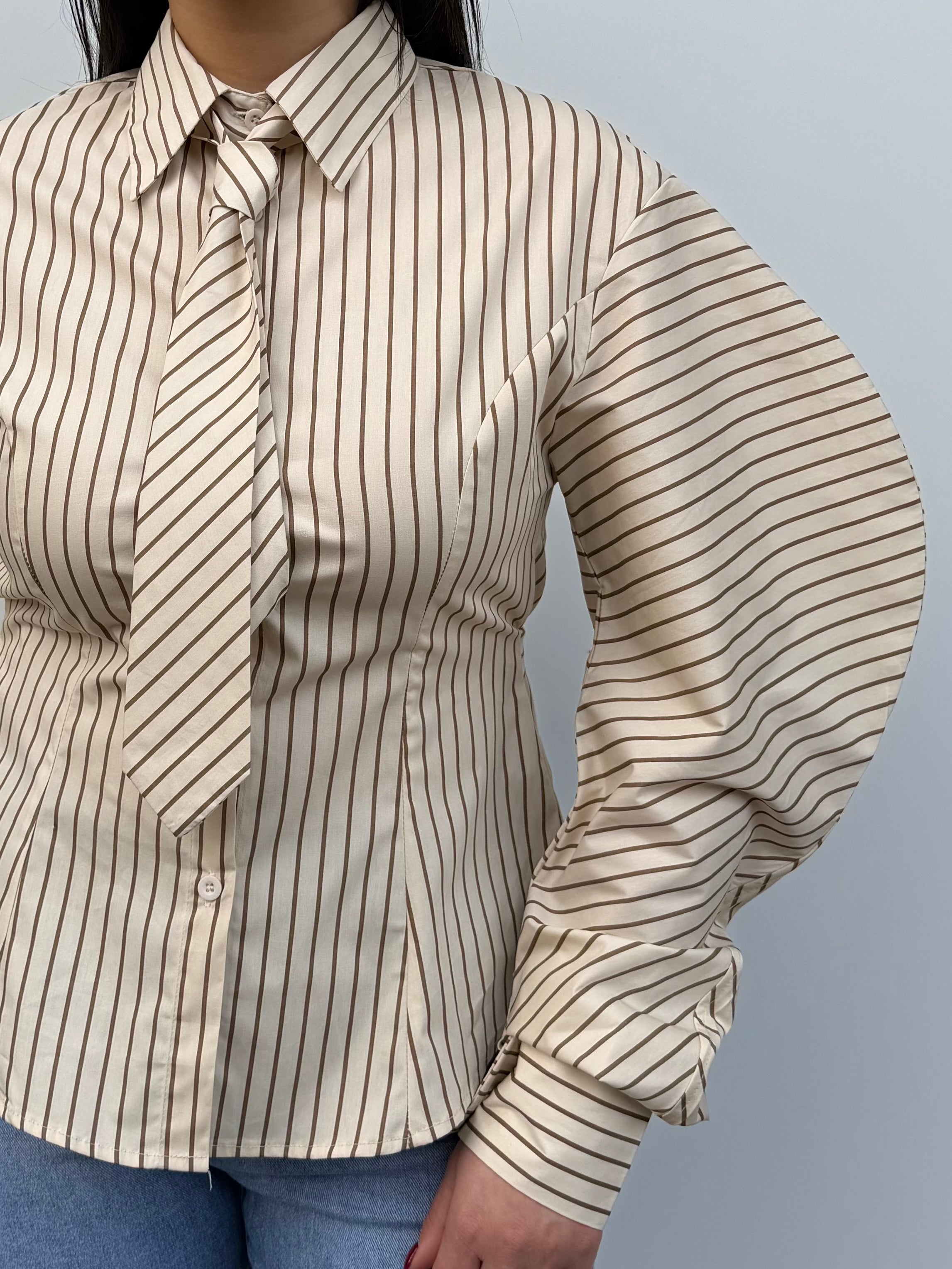 Camicia rigata in cotone con cravatta e manica a onda