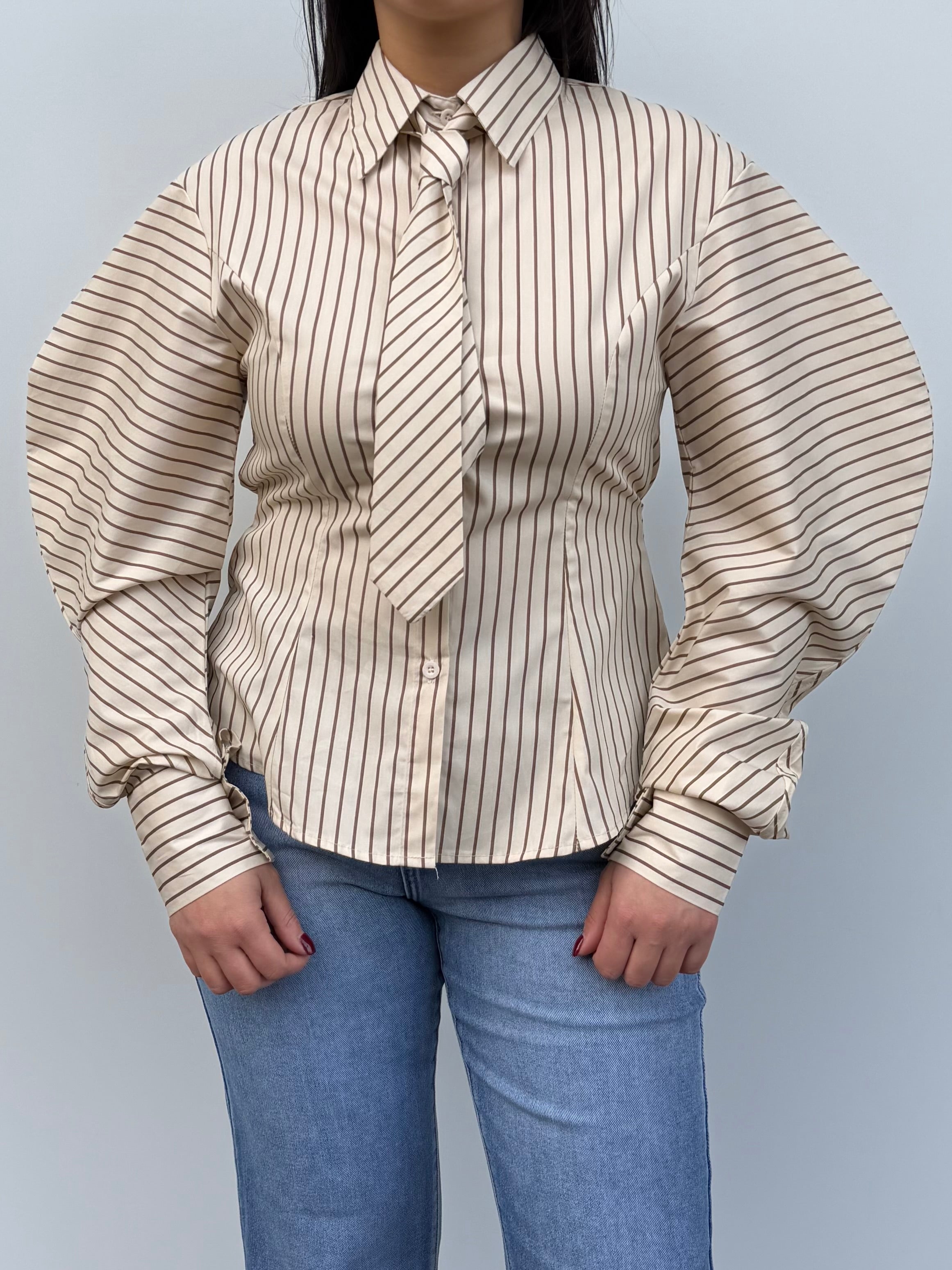 Camicia rigata in cotone con cravatta e manica a onda