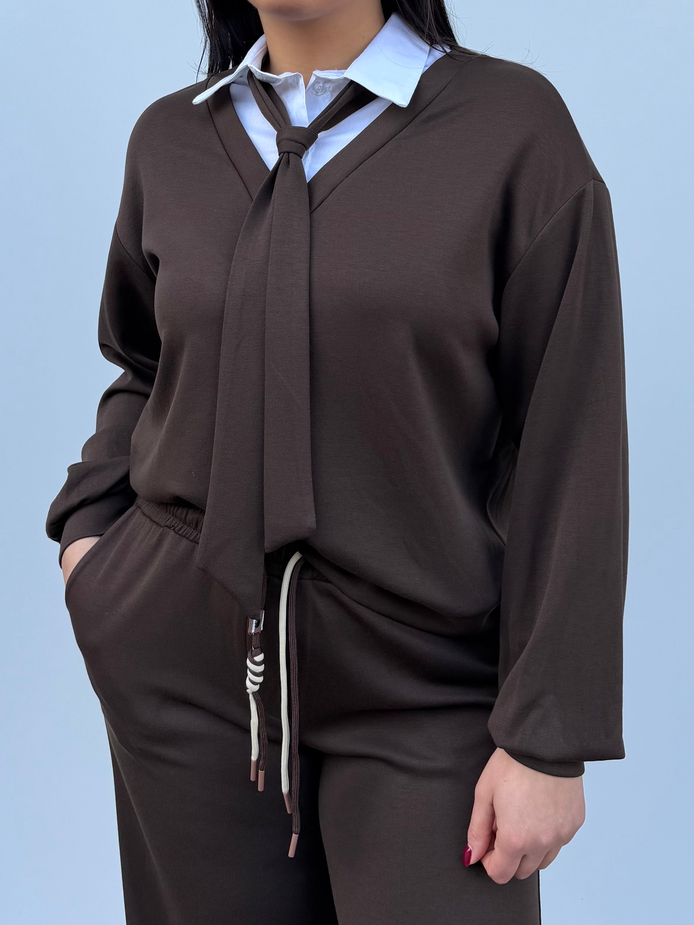 Felpa con camicia e cravatta