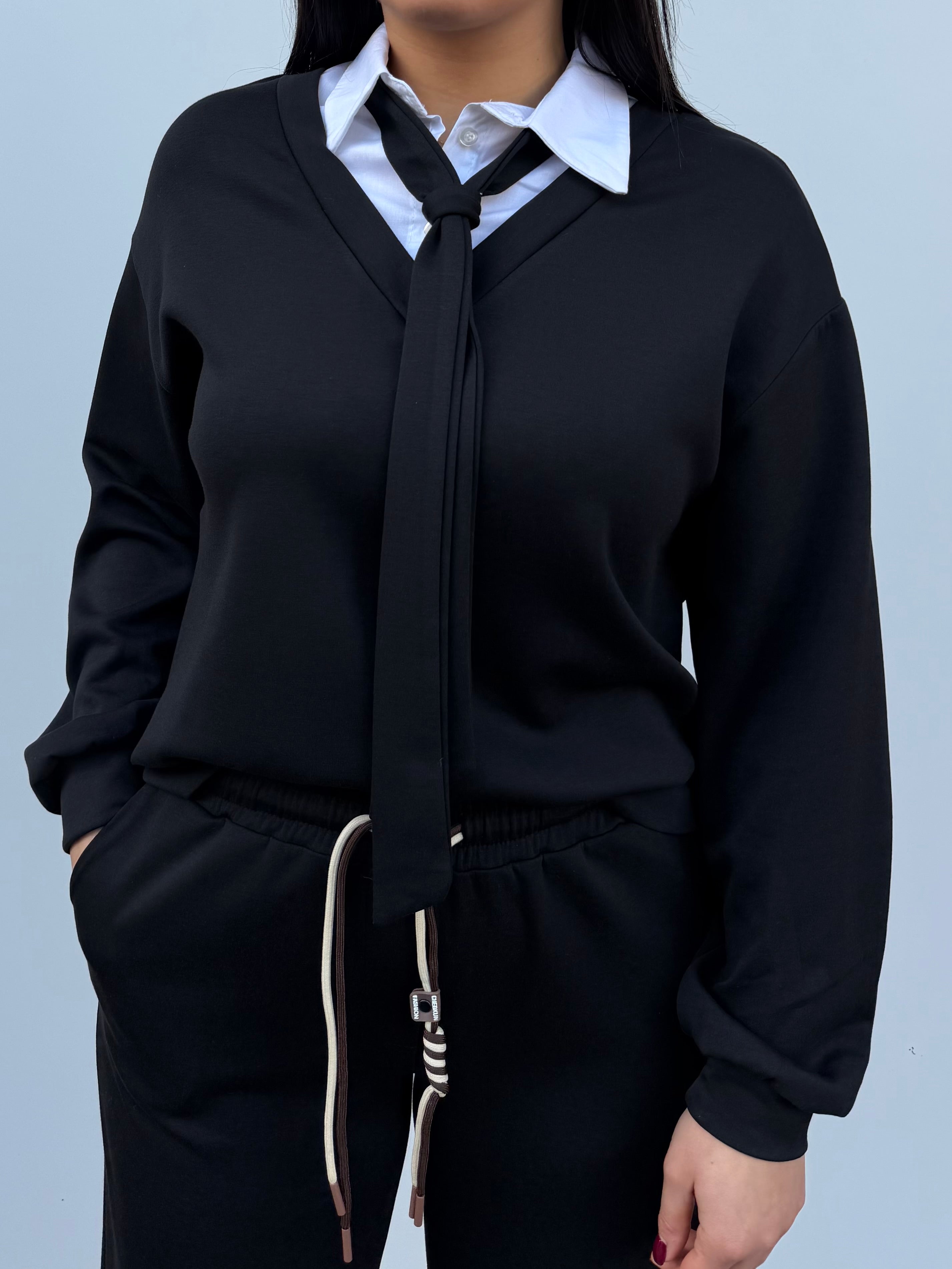 Felpa con camicia e cravatta